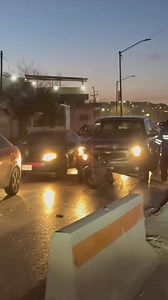 32K views · 433 reactions | Conductor de una Chevrolet Avalanche choca motociclista y huye con la moto incrustada en su defensa. Esto sucedió esta tarde en la Colonia Altavista | La Polaka Oficial II | Facebook