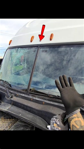 Conbercion Freightliner Cascadia de 2 piezas a una sola pieza truck glass service. (Fresno California)#💚NLYGLASSLLC #truckglass #freightlinercascadia #semitruck