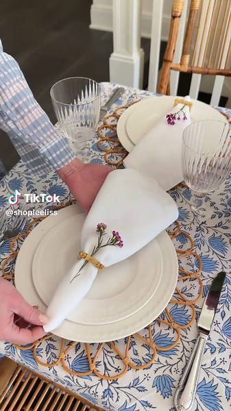 ✨ Freshen up your space with a simple yet stunning spring table arrangement! 🌸🌿 Perfect for brightening up any room this season. Easy DIY ideas for a cozy vibe. 🏡💐 #SpringDecor #TableSetting #HomeInspo #DIYDecor #SpringVibes #InteriorDesign #TableArrangement #DecorIdeas #FreshAndSimple