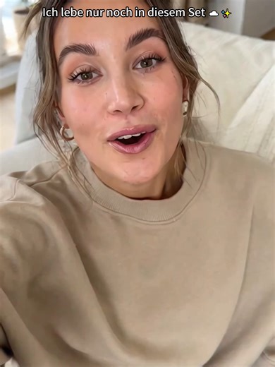 Mädels, das ist euer Zeichen! Der Stoff ist so weich, ich will es nie wieder ausziehen. 😭 Perfekt für zu Hause oder unterwegs. 👇 Den Link zum Bestellen findet ihr direkt hier unten links im Video!#tiktokmademebuyit #outfitinspiration #loungewear #gemütlich #fashionhacks #musthave #fyp#viral #modetrends