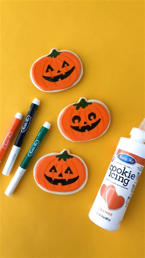 🎃 These easy and fun jack-o’-lantern cookies are made with Satin Ice cookie icing and food color markers for a cute Halloween treat! ✨💛 Grab all you need to decorate these cookies at SatinIce.com! | Satin Ice