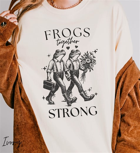 Show your support for amphibian (and human) rights with the official Portland Frog Protest Shirt! This super soft Comfort Colors tee features a powerful message: Frogs Together Strong and Resist Frog Unity. It's the perfect statement piece for the Political Activist or anyone who believes in Frog Freedom and due process. Join the movement and shop this comfy, iconic tee via the link in our bio! ✨ https://wearthememory.etsy.com/listing/4388714396/portland-frog-protest-shirt-comfort #PortlandFrog 