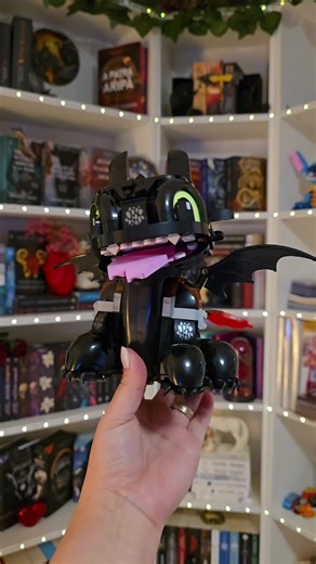 Toothless și-a găsit locul✨️ lângă A Patra Aripa🐉 #booktokromania #biblioteca #carti #cititoridinromania #lego