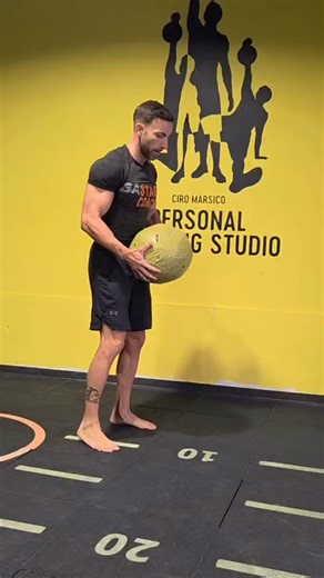 Road to NEW WORLD CONVENTION 🔥🔥🔥 I lanci rotanti sono la tecnica migliore per sviluppare potenza (forza x velocità) nei muscoli dell’anca e del core. Infatti sviluppano la potenza dell’anca insegnando all’atleta ad utilizzare al meglio la rotazione interna ed esterna dell’anca per trarre potenza dal terreno. Quindi l’obiettivo non sarà la rotazione del busto ma la potente rotazione dell’anca. Per far sì che queste forze non vengano disperse e far sì che qualche struttura non idonea possa asso