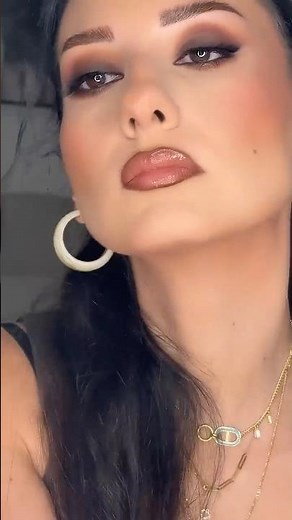 Bigger lips in one step ! #lipstick #lips #makeuptutorial #makeup #makeuptricks #beauty #lipmakeup