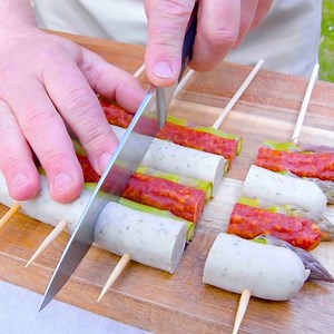 ¿Harto de los mismos filetes y papas a la parrilla? ¿Qué tal esta crujiente delicia? 😋😍 Ingredientes, cantidades y pasos: http://www.riquisimo.net/brochetas-esparragos-chutney/ | Riquísimo