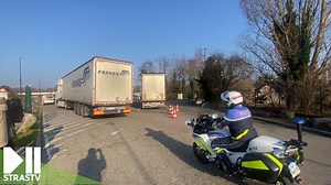 ⏯ Depuis la mise en service du Contournement Ouest de Strasbourg (A355) le 17 décembre 2021, les nouvelles règles de circulation interdisent le trafic de transit des poids-lourds de plus de 3,5 tonnes sur la M35. Reportage avec la CRS Autoroutière lors d'une opération de contrôle. 🚔👮🏼‍♀️ | StrasTV.com