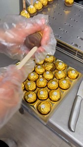 🍫 Ferrero Rocher & Nutella Popsicles ❤️ Made with Nutella, chunks of Ferrero Rocher chocolates, mixed then added extra chunks of Ferrero Rochers and covered in melted chocolate. Would you try this Popsicle? FOLLOW US @peanuttandjelly @peanuttandjelly . . . @antojitoslindamar_ Mesa & Chandler Arizona . #peanuttandjellyapproved #peanuttandjelly #milkshake #nutella #ferrerorocher | Peanutt AndJelly