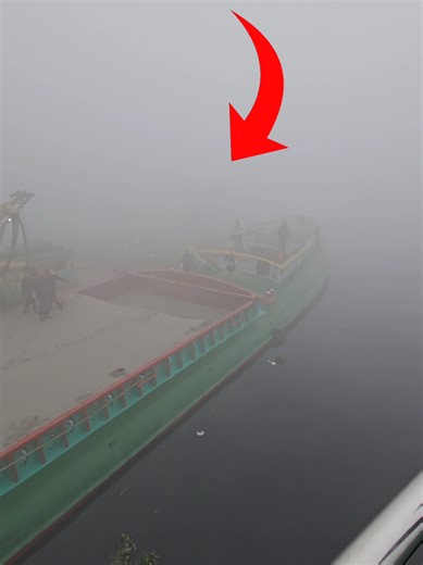 লঞ্চ আশ্রয় নিলো কুয়াশার মধ্যে