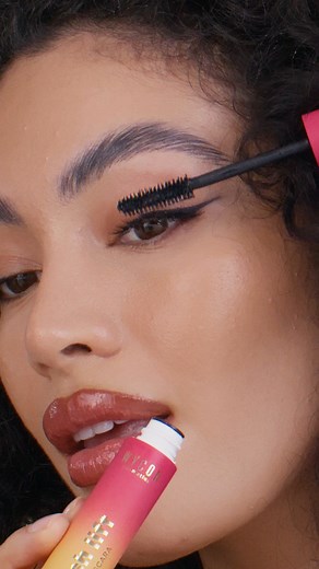 Ciglia definite e linee precise con il mascara Lash Lift e l’eyeliner resistente all’acqua Deep Ink.👁 Per completare l’eye look aggiungi un tocco di luminosità al tuo sguardo con l’ombretto liquido Eye Gloss. Preparati a stupire !🌟 ____ Defined lashes and precise lines with Lash Lift mascara and Deep Ink water resistant eyeliner.👁 To complete the eye look add a touch of brightness to your look with the liquid eyeshadow Eye Gloss. Get ready to amaze !🌟 #WyconCosmetics #SweetPapaya #makeup #ma