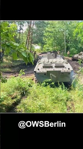 Artillerieschlepper BAT-M zieht festgefahrenen Schützenpanzerwagen BTR-70