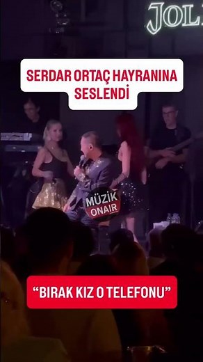 🔴 Serdar Ortaç, sevilen şarkılarını seslendirirken hayranlarıyla sohbet etmeyi de ihmal etmedi.