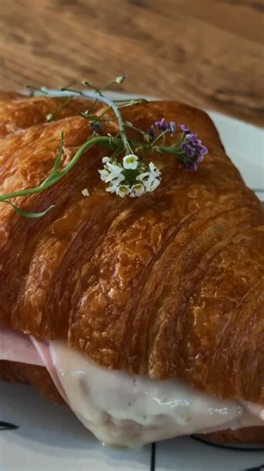 Croissant recheado, café fresquinho e aquele cheirinho irresistível no ar. 😋 Vem pro Aisen Café! 🤎 | Aisen Café