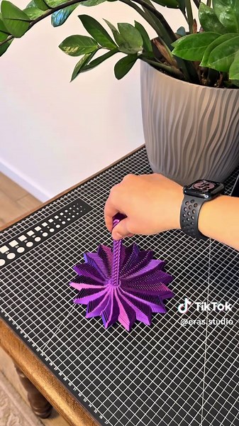 This Flower Fidget EXPANDS and Spins Like Magic🌸 You Have to See This 🌸 Dahlia Fidget in action 🖨️ 3D printed with PLA Silk 🔄 Expands and spins hypnotically ✨ oddly satisfying vibes 3D Model: Dahlia Fidget (Expanded Sensory Flower Spinner) Author: @ ToddysTrinkets Platform: MakerWorld #fidgettoy #3dprinting #oddlysatisfying #asmr #fidget