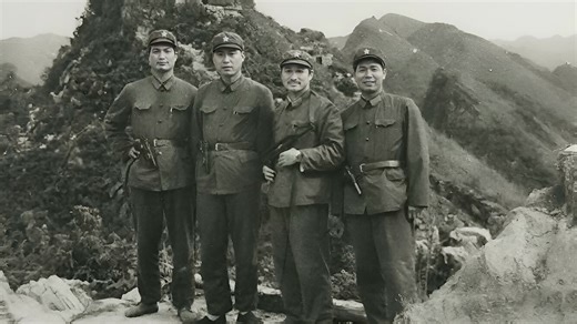 1984年第一侦察大队大队长陈新武、政委黄会荣、副政委高国文、副大队长张荣孝在中越边境前哨阵地留影。