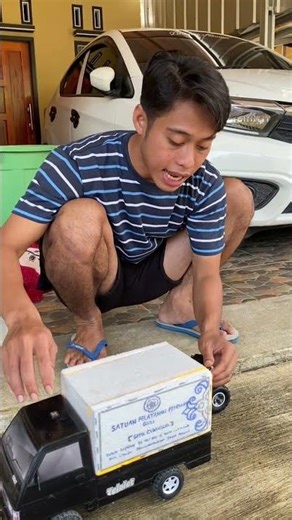 Bagi bagi permen pake mobil mbg