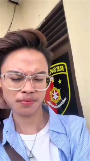 kriminal borneo on Instagram: "FAJAR BUNGAS DI FITNAH FAJAR BUNGAS FAJAR BUNGAS DI LAPORKAN KEPOLISI OLEH M.F. UJAR VIDEO NYA AI sekalinya ASLI Sepasang pelaku sejenis yang kini ditetapkan tersangka, tampak berupaya mempercepat langkah untuk menghindari kamera dan pertanyaa n para awak media, Senin 22 Desember 2025. Disebutkan, video tersebut dibuat sejak Mei - Juni tahun 2024, di rumah HR. Disita barang bukti Ip 15, Ip 11, dan Laptop Accer. Selanjutnya Horden Hijau serta Sprei Merah pun turut d