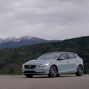 Vuelve el tráfico habitual en una gran aventura de manejo. Gracias a su diseño hatchback compacto, Volvo V40 te brinda un manejo ágil sin importar la distancia de tu trayecto. Pide tu prueba de manejo: http://bit.ly/2EtjQkg | Volvo Car México