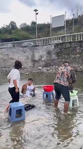 1.1M views · 2.7K reactions | 108 . 被抓住了 #河边洗衣服 #不按套路出牌 #看一遍笑一遍 #fb #fun @topfans | 10 - 1 = 0 | Facebook