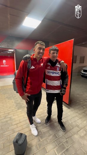 Granada Club de Fútbol on Instagram: "🛩️ Santi viajó 𝟏𝟏.𝟔𝟎𝟗 𝐤𝐦 para ver a su Granada y conocer a Myrto Uzuni. Desde Tucumán hasta Los Cármenes para cumplir su sueño. 🇦🇷❤️"