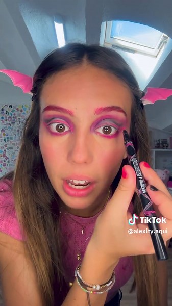 Maquillaje de Draculaura de Monster High para Halloween