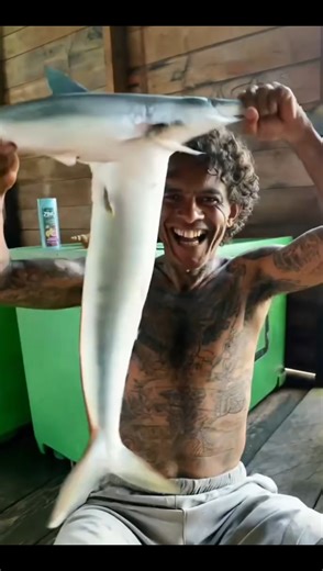 ikan apa yg org ini pegang❓ #fishing #speedboat #fish #mancing #nelayan #ai ‪@kontenai1005‬