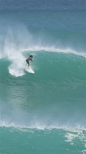 Big Blue Uluwatu on a twinny - Choc #surfersofbali #surfingbali #surfer