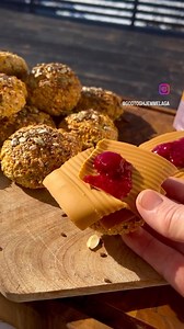 Mine «må ha» rundstykker - bakes jevnlig og fins alltid i frysa😉 Perfekte til hverdags, helgefrokost og ikke minst i solveggen🌟 Enkle og ikke minst raske å lage, og har du enda ikke prøvd de så deler jeg oppskriften igjen😉 HAVRERUNDSTYKKER MED GULROT; 10-12 stk 400 g cottage cheese 3 egg 400 g havregryn 50 g kjerner litt til topping 1 ts bakepulver 1 stor raspet gulrot Bland cottage cheese, egg, bakepulver og halvparten av havregryn- kjør med en stavmikser til en glatt masse. Ha i resten og b
