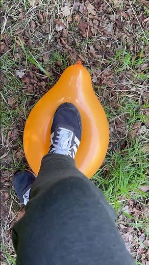 Stomp to Pop balloons Füße Ballon platzen #barefoot #balloon #socks #ballonpopping #looner #pop