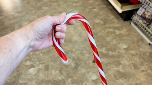 The GENIUS way people are using candy canes this Christmas! | Hometalk