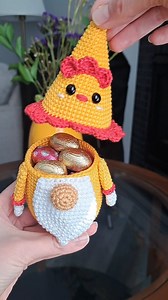 NEW! Chicken gnome 🐔 Comment Pattern to get a direct link or visit Mufficorn Etsy store. Link in Bio #standwithukraine #mufficorn #crochetpattern #crochetgnome #crochetamigurumi #crocheting #crochetando #crochetismytherapy #crochetgirlgang #hækling #crochetinglove #crochetchicken #eastercrochet | Mufficorn