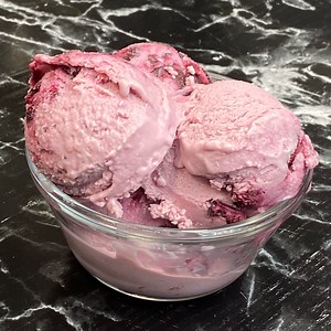 GLACE AUX CERISES SANS SORBETIÈRE🍦🍒 Beaucoup mieux que celle du commerce 😉 Ingrédients : 450g de cerises 1 c.à.s de sucre 200g de lait concentré sucré 350g de crème liquide entière 1 c.à.s de vanille en poudre | Deli Cuisine