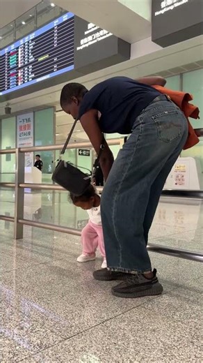 Yue started out super energetic, but ended up dozing off 刚开始还活力满满后面等睡着了