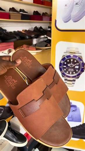🔥 Élégance simple, classe assurée 👌 La tapette qu’il te faut pour sortir avec style sans négliger le confort 🤎✨ Finition propre • Confort léger • Look premium 🔥 📍Disponible dès maintenant 📦 Livraison possible 📩 Inbox pour commander avant rupture 🚀 #TapetteHomme #SandaleHomme #StyleHomme #ModeHomme #HermesStyle