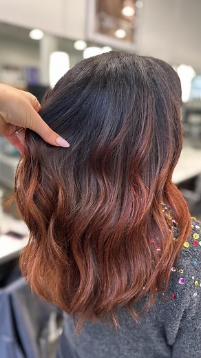 Diana Duarte on Instagram: "Résultat du diagnostic✨ pour les zones intermédiaires : j’ai choisi de travailler légèrement en painting pour recréer une zone éclaircie. Ensuite, j’ai appliqué un Diarichesse sur les racines et le Dialight sur la longueur, tous deux de chez L’Oréal. J’espère que ce résultat vous plaît 🙃✨ #loreal #lorealparis #hairred #dialight #diarichesse #coiffuredujour #hairfashion #cheveux #cheveuxrouge #brunette #brunettehair #balayagehighlights #babylightsbalayage #vincennes #