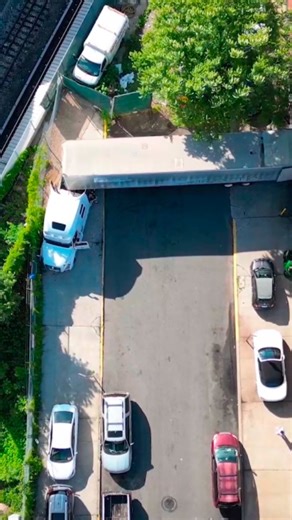 Stephen Fagg on Instagram: "🚛💨💨💨 Oh my lovely #NYC specifically #brooklyn 😅 Hands down one of my favorite backs I've ever had the privilege of doing. If you know me. I always loved a challenge. Couldn't decipher between 6 or 7 on this one, out of 10, so I went with 6.5 😅😂 #truckdriver #trucker #trucking #otr #backing #backingup #semi #travel #djiminipro3 #insta360"