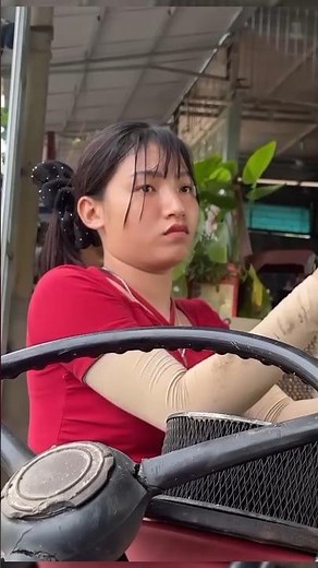 Das Mädchen ist gut zum Reparieren von Traktoren. #traktor #shorts #repair