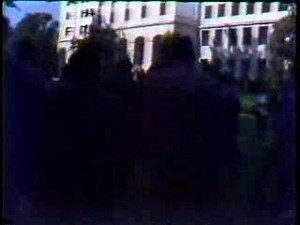Lynette "Squeaky" Fromme aims gun at President Ford