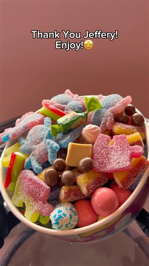 🧁⚡️Let’s make Jeffery’s Candy Bowl! What are you rating it out of 10?!⚡️🧁 #shorts