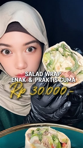 deelistya on Instagram: "Akhirnya cobain @hijoo.id yang rame banget direkomendasiin dan sering masuk DM aku ✨ Aku pesen 3 menu dan semuanya enak! 🥗 Salad Kids Isian sapi lada hitam + sayuran yang fresh banget. Ada sensasi pedas tipis pas digigit, ukurannya pas buat anak-anak atau yang makannya nggak terlalu banyak. 🌯 Salad Pasaran Wrap Porsinya lebih besar, isinya ayam panggang, smoked beef, parmesan, dan caesar dressing yang pas—nggak berlebihan. 🍉 Minuman semangka lemon Seger banget dan coc