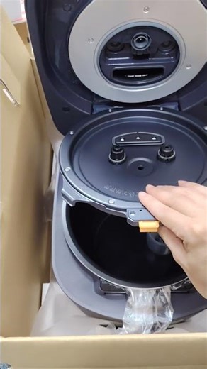 Zojirushi NW-NA18 electric rice cooker, manufactured in 2025. This is a premium rice cooker model...