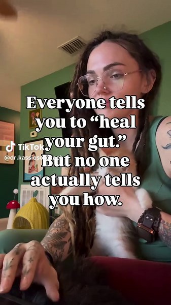 Everyone says “heal your gut” like it’s a quick fix. But no one talks about how. Here’s what I wish more people knew: Your gut isn’t just about probiotics and cutting gluten. It’s about warmth. It’s about rhythm. It’s about restoring function to your center—the Spleen and Stomach in Chinese medicine. ✨ That means: – Stop skipping breakfast – Ditch the iced coffee and cold smoothies – Chew your food like it matters (because it does) – Give your body time to digest—mentally and physically – Suppor