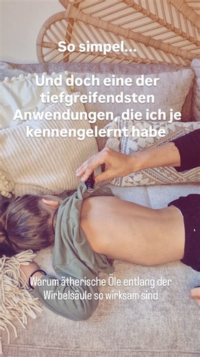 Neena Wiens 🌿 toxinfreiLEBEN 🌱 ganzheitlichGESUND on Instagram: "Es gibt Anwendungen, die müssen nichts erklären. Sie wirken über Berührung, Sicherheit und Präsenz. Die Wirbelsäule ist mehr als ein körperlicher Halt. Sie ist Verbindung – zwischen Nervensystem, Organen, Hormonen und Emotionen. 🌿Folge @gemeinsam__wachsen für mehr Inspiration rundum ätherische Öle und natürliche Gesundheit 🌿 Wenn ätherische Öle sanft entlang der Wirbelsäule aufgetragen werden, geht es nicht um Symptome. Es geht