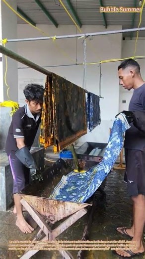 Textiles artisanaux : application de la teinture par réserve à la cire sur le tissu
