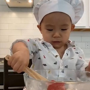 87K views · 77 reactions | This one-year-old chef loves whipping up delicious treats — and honestly, our hearts can’t handle it ❤️ Credit: www.tiktok.com/@chezoliz https://www.instagram.com/chezoliz/ | In The Know | Facebook