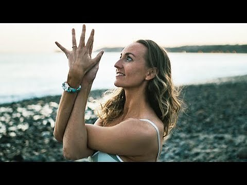 Morning Yoga For Gratitude - Gentle Vinyasa Flow Class (10 Minutes)