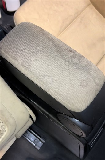 ✨ Résultat qui parle de lui-même✨ Lavage en profondeur à l’injection-extraction sur un accoudoir textile blanc. 👉 Avant : taches incrustées 👉 Après : blanc retrouvé 🤍 Un nettoyage efficace qui fait toute la différence 🚗💦 #pourtoi #textile #nettoyage #nettoyagevoiture #fyp