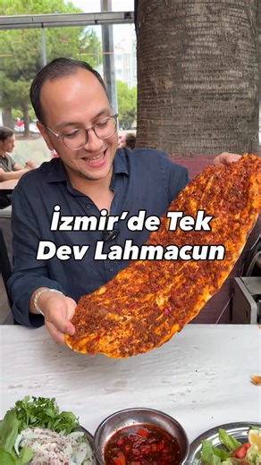İzmir’de Tek Dev Boyutta Lahmacun 😍 Üçyol Bahçelievler’de Urfa lahmacunuyla meşhur olan @sonurfalininyerii ‘ne geldik📍reklam 👫Birlikte Gidelim Dediğine Gönder Dev boyutta gerçek Urfa lahmacunu yapan bu mekanı İzmir’de bilmeyen yok 🤩 Urfa’dan gelen ürünlerle hazırladıkları lahmacun gerçekten aşırı iyi çıtır çıtır ve lezzetli 😍 - Lahmacun 165₺ Mardin kebabı da 2 şiş olarak geliyor bulgur bulgur dağılıyordu. Biz çok beğendik. Yanındaki mezeler de ikram📍 İzmir’de iyi lahmacun ye