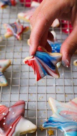 These festive red white and blue star-spangled cookies are perfect for the 4th of July. Not only are they fun, just look how easy they are to decorate! Will you be trying this recipe with your kids this weekend? Find the recipe here (clickable link in bio): https://sugarspunrun.com/star-spangled-cookies/ #fourthofjuly #cookies #decoratingcookies #cookiesofinstagram #bakingwithkids #madefromscratch | Sugar Spun Run