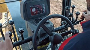 176K views · 2.1K reactions | Keren!!! Panelnya Banyak sekali, Pusing Liatnya. Beginilah Cara Kerja Motor Grader Kupas Tanah Timbunan | WTM Channel | Facebook